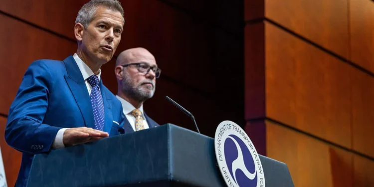 U.S. Warns of Major Flight Cuts at 40 Airports if Shutdown Continues, Citing Controller Fatigue